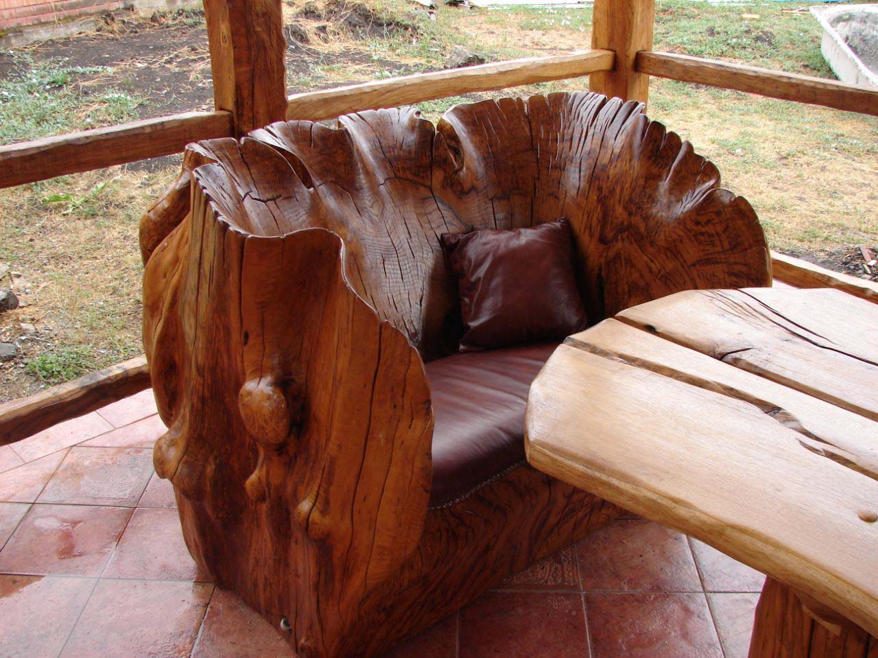 Кресло из массива дерева